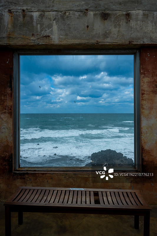 透过窗户看到的济州岛海景图片素材