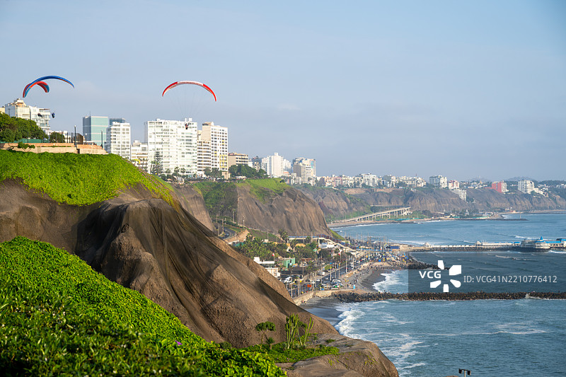 海洋与建筑在天空下的美丽景色，爱之公园，利马，秘鲁图片素材