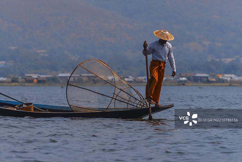 在缅甸因莱湖用腿划船的渔夫图片素材