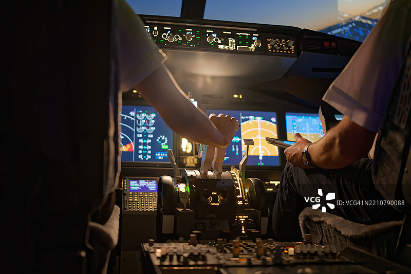 飞行员在客机驾驶舱内向前推油门杆图片素材