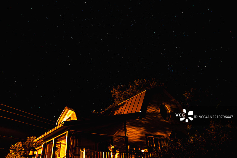 乡村传统房屋与星空背景图片素材