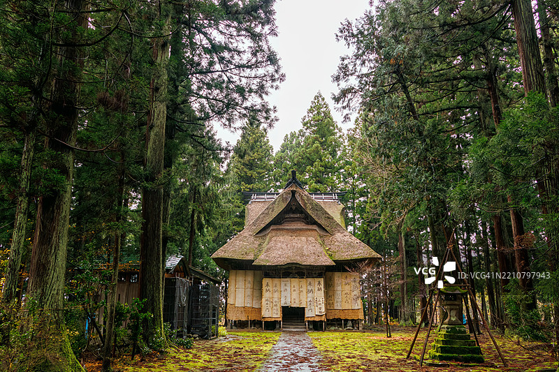 宏伟的主厅位于一片雪松森林中。它覆盖着由稻草和布料制成的雪罩，以保护木材免受雪的侵害。捐赠者的签名也写在上面。图片素材