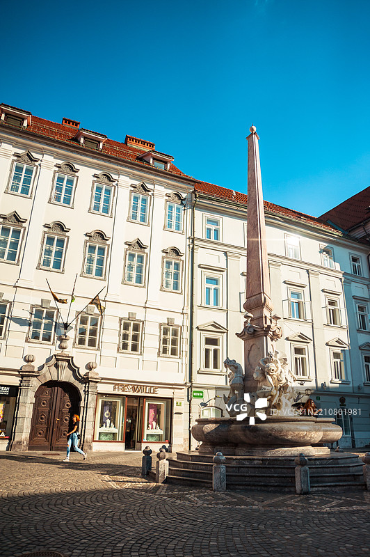 晨光照耀着老城中的喷泉和方尖碑图片素材