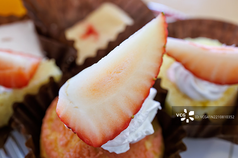 午餐后的甜点自助餐。各种春季草莓蛋糕任你享用。图片素材