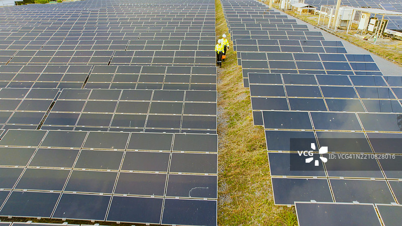 工人在太阳能电池板上的鸟瞰图。图片素材