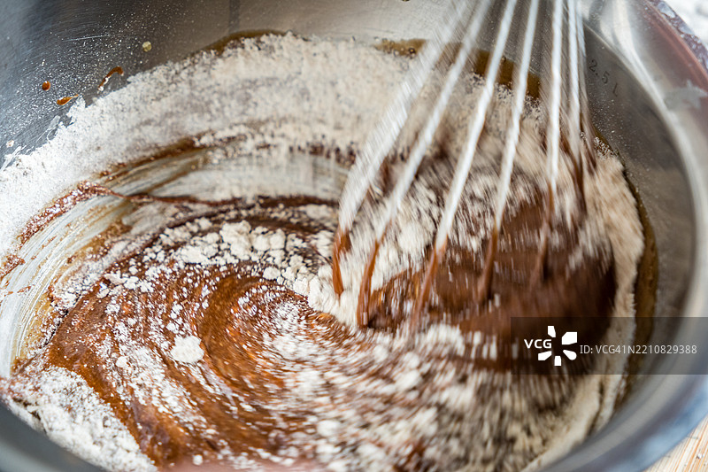 混合巧克力和面粉以准备布朗尼图片素材