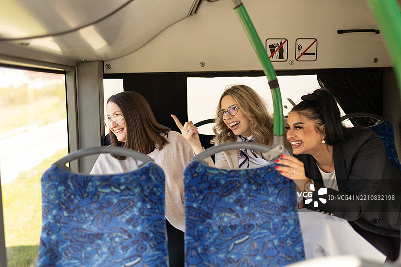 坐在后座的女人透过窗户看。图片素材