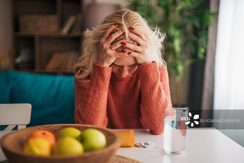 在家中服药的抑郁症女性图片素材