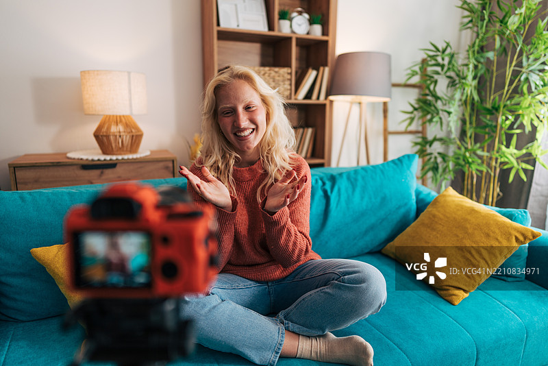 年轻的网红在家录制视频博客图片素材