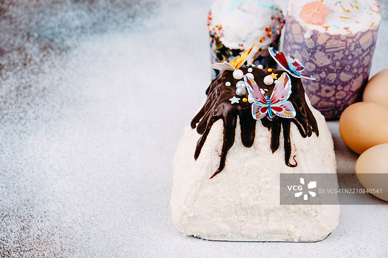为复活节装饰的奶油奶酪蛋糕，上面撒有巧克力和糖屑。东正教复活节传统。图片素材