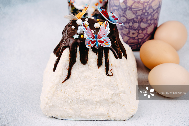 为复活节装饰的奶油奶酪蛋糕，上面撒有巧克力和糖屑。东正教复活节传统。图片素材