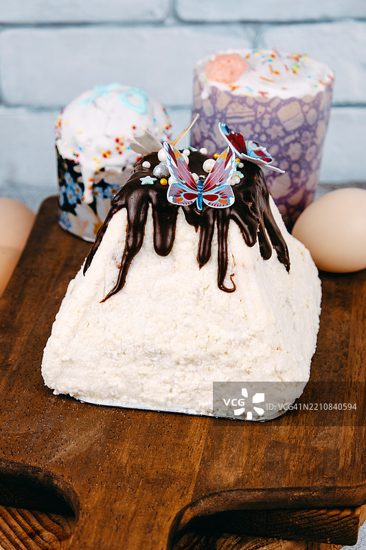 为复活节装饰的奶油奶酪蛋糕，上面撒有巧克力和糖屑。东正教复活节传统。图片素材