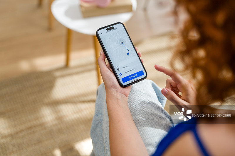 女性在智能手机上使用共享出行应用程序图片素材