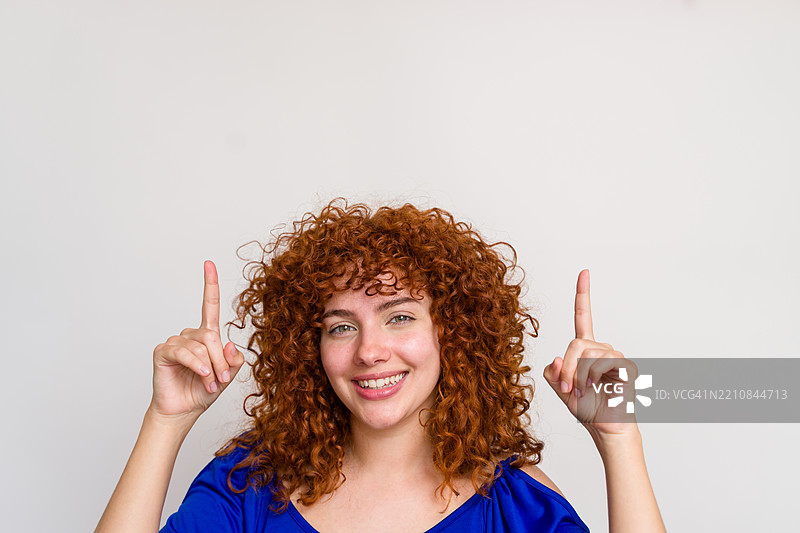 女人用食指指向上方图片素材