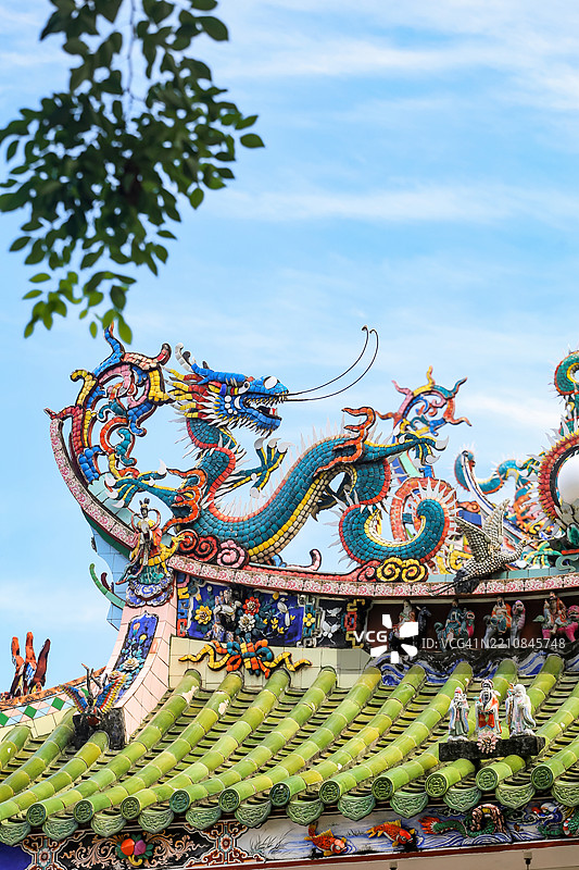 槟城岛上雕刻精美的寺庙瓦屋顶图片素材