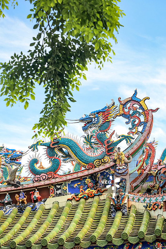 槟城岛上雕刻精美的寺庙瓦屋顶图片素材