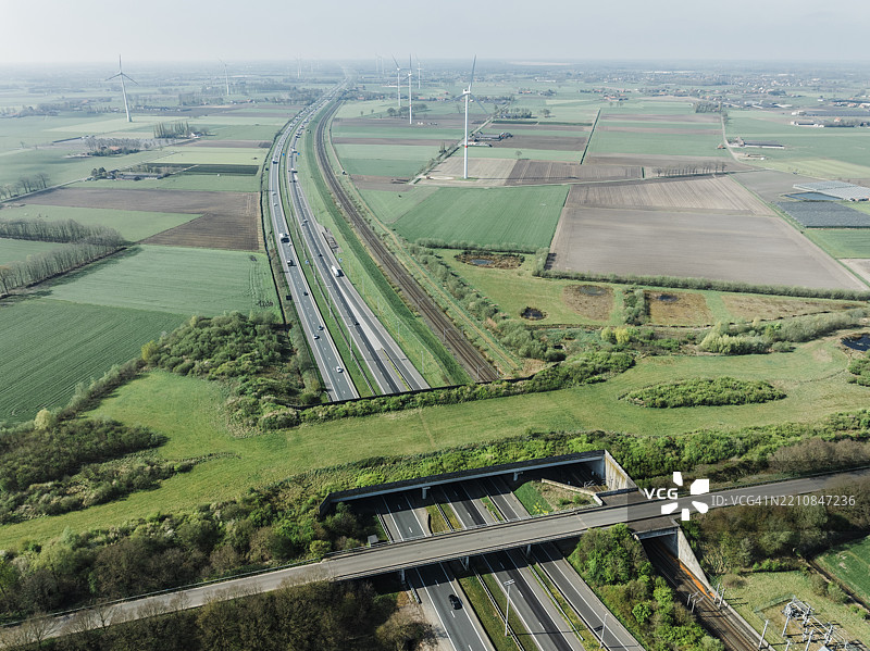 生态桥跨越高速公路图片素材