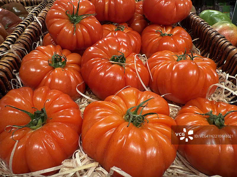 一堆新鲜的传家宝番茄图片素材