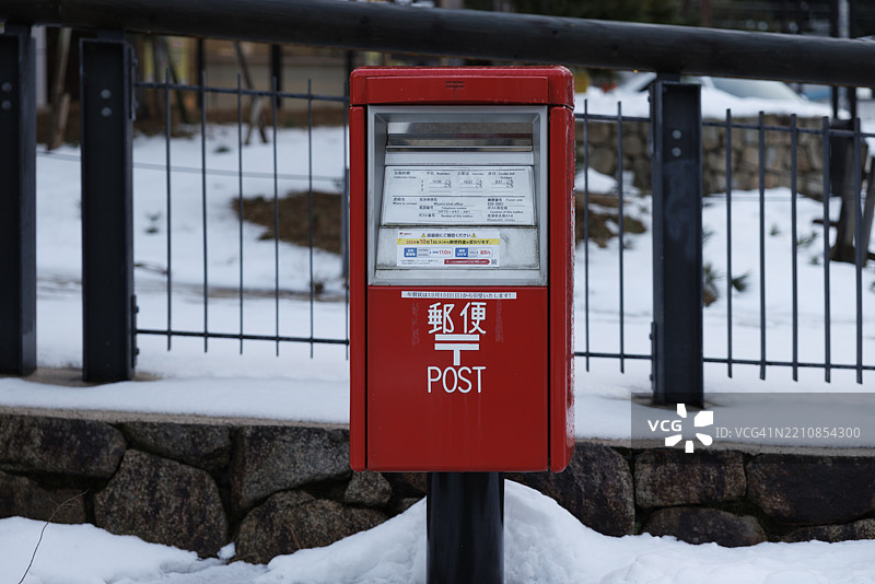 天桥站入口处的邮箱，冬天邮箱里装满了雪图片素材