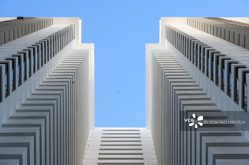 低角度视图的住宅建筑与蓝天相映成趣图片素材