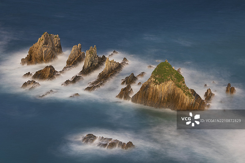 美丽的岩石堆在西班牙阿斯图里亚斯的古埃鲁阿海滩附近图片素材