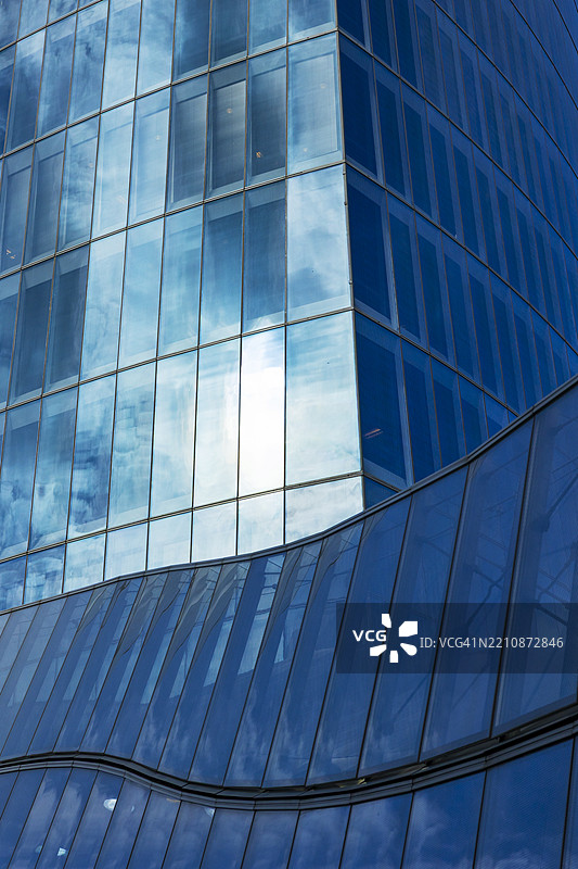 毕尔巴鄂的商务建筑在阳光明媚的日子里映照着天空，西班牙毕尔巴鄂图片素材