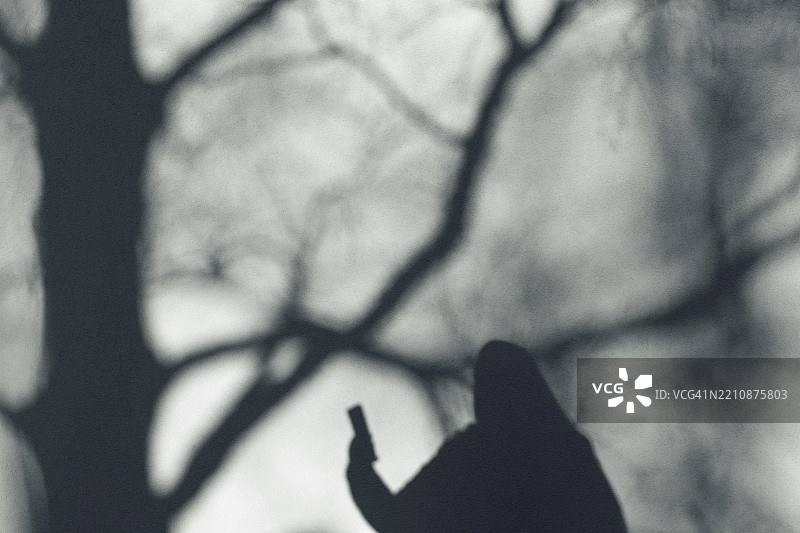 拿着智能手机的人的影子图片素材