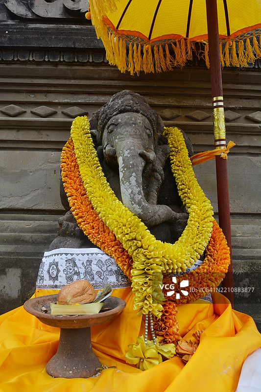 甘尼许雕像配以传统花环和供品图片素材