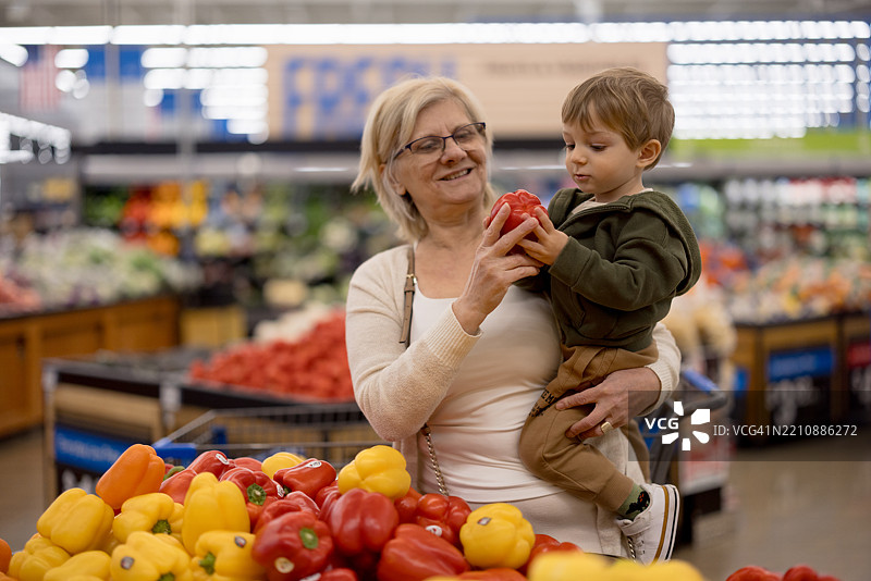 祖母和孙子在杂货店挑选甜椒图片素材