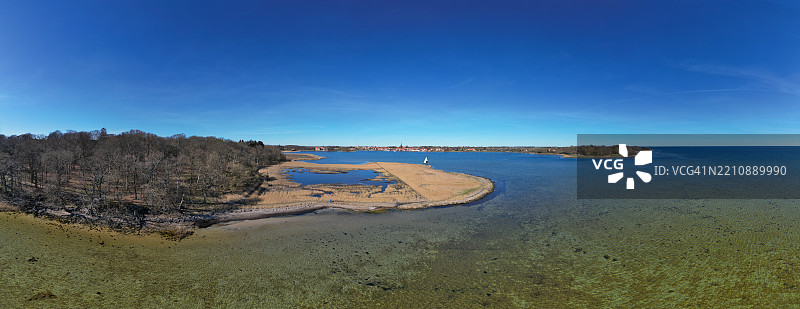 180度鸟瞰全景，展示位于波罗的海的小镇Nysted及Aalholm城堡。图片素材
