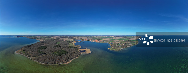 180度鸟瞰全景，展示位于波罗的海的小镇Nysted及Aalholm城堡。图片素材