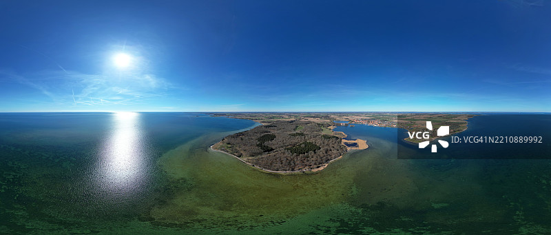 小镇Nysted的360度航拍全景，波罗的海上的Aalholm城堡。图片素材