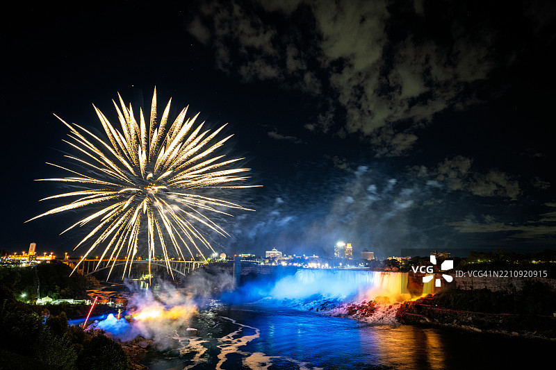 尼亚加拉大瀑布上的烟花图片素材