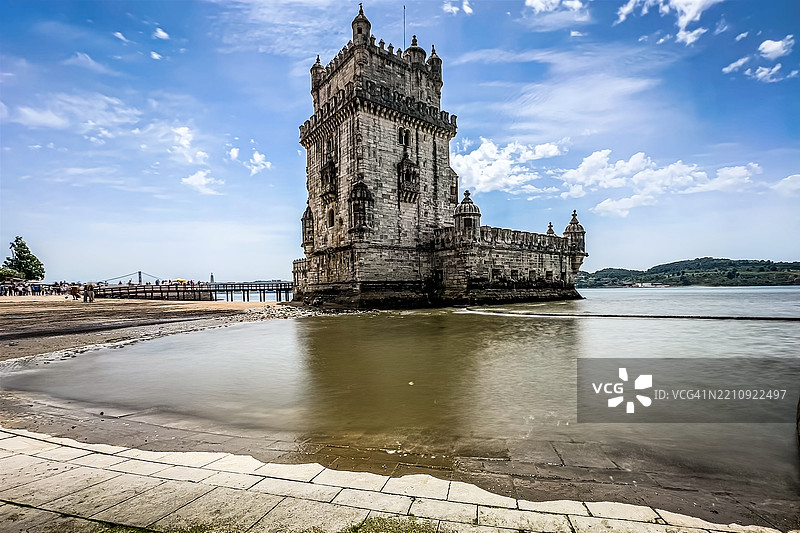贝伦塔（Torre de Belém）从海湾观景点俯瞰，里斯本，葡萄牙。图片素材