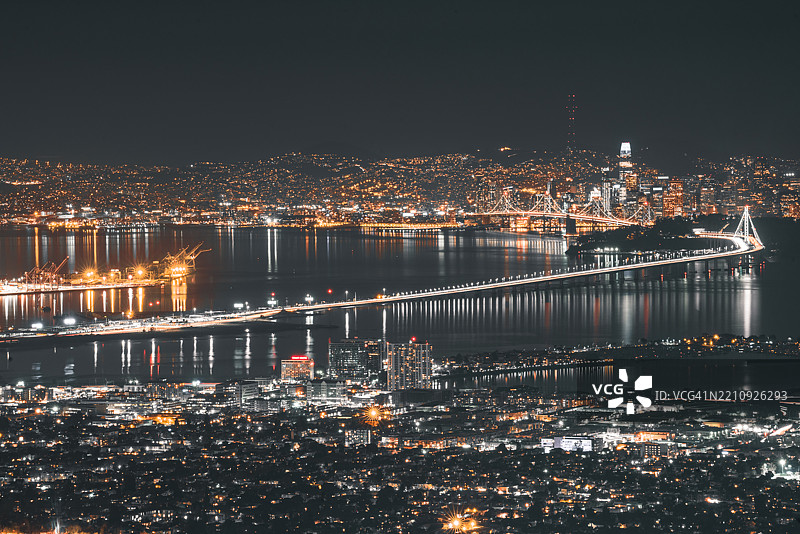 旧金山，加利福尼亚州 - 海湾大桥和城市天际线的鸟瞰图图片素材
