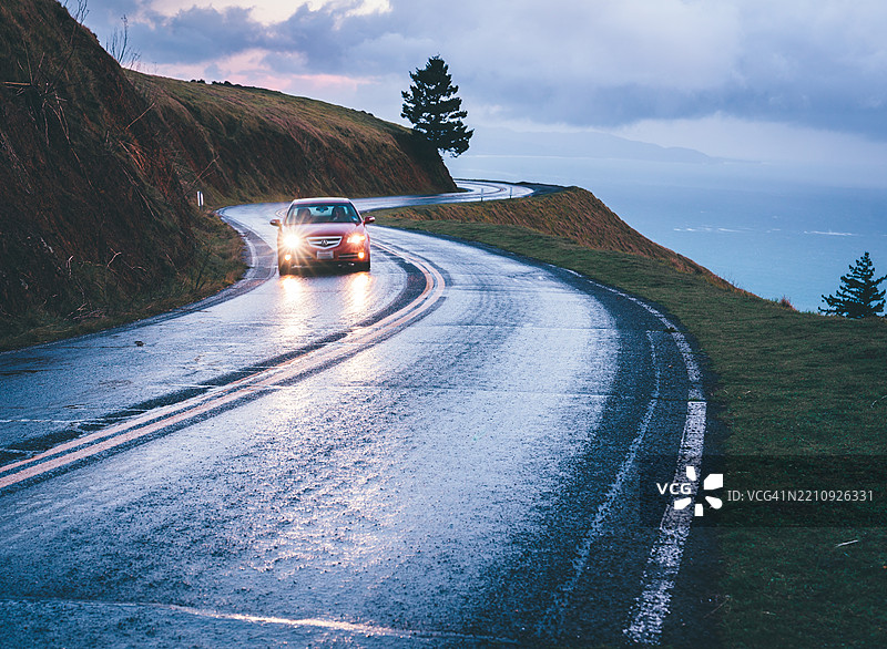 塔马尔派斯山 - 汽车在湿滑的山路上沿着海岸山脊行驶图片素材