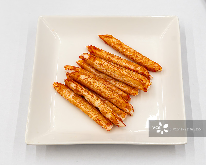 白盘上的蟹味鱼糕棒（卡尼卡马）图片素材