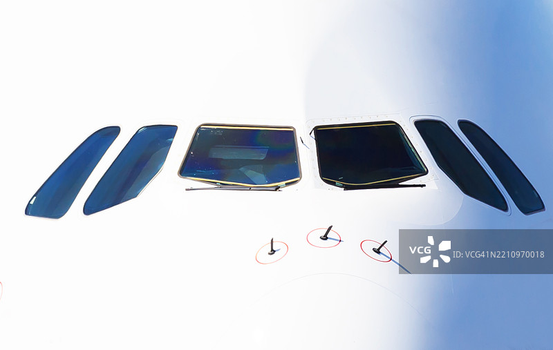 客机驾驶舱前视细节图片素材