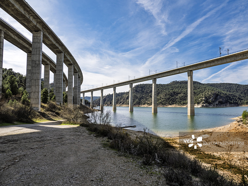 西班牙水库上方的高速公路高架桥和高速AVE线路。图片素材