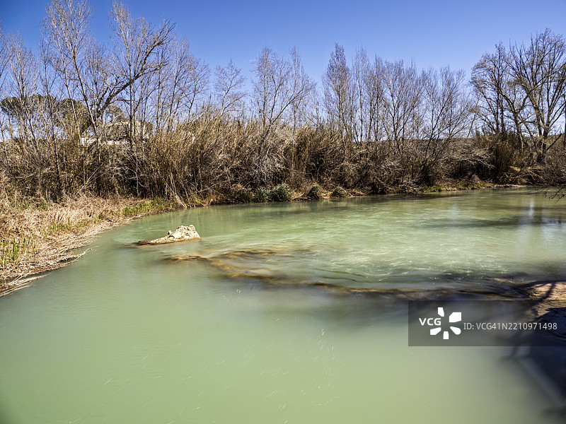 春天清澈的河床。西班牙卡布里尔河。图片素材