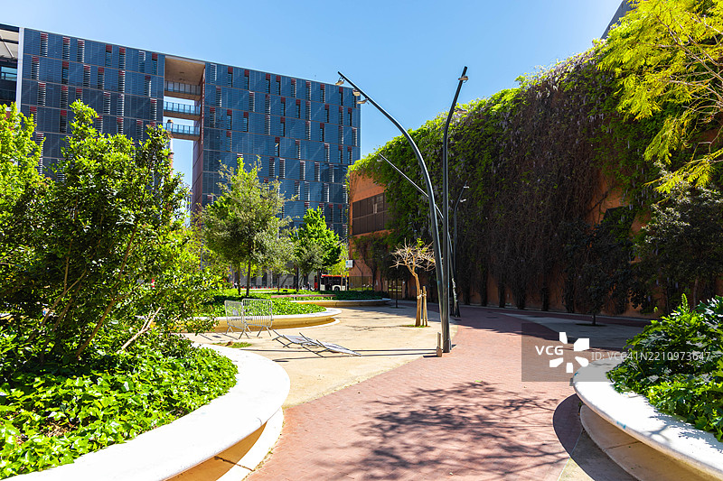 巴塞罗那22@创新区的城市绿洲，配有太阳能面板建筑和垂直花园图片素材