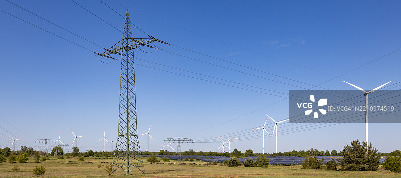 太阳能、风力涡轮机和电力塔图片素材