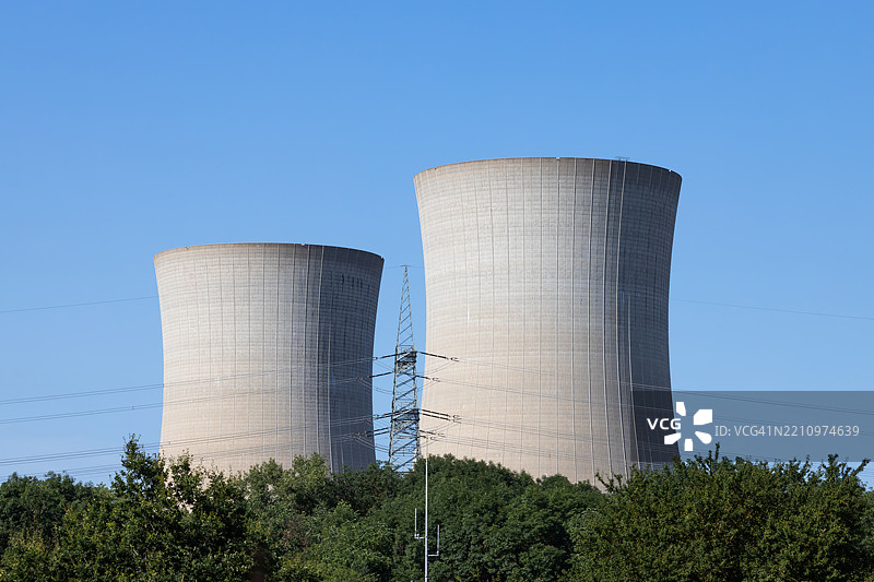 两个大型冷却塔图片素材