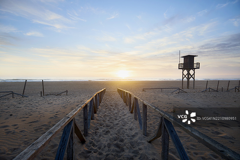 通往海滩和大海的步道在日落时分图片素材