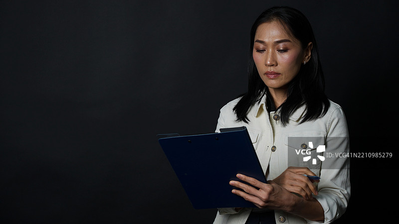 忙碌的女商人看起来很紧张。图片素材