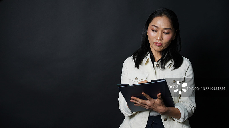 忙碌的女商人看起来很紧张。图片素材