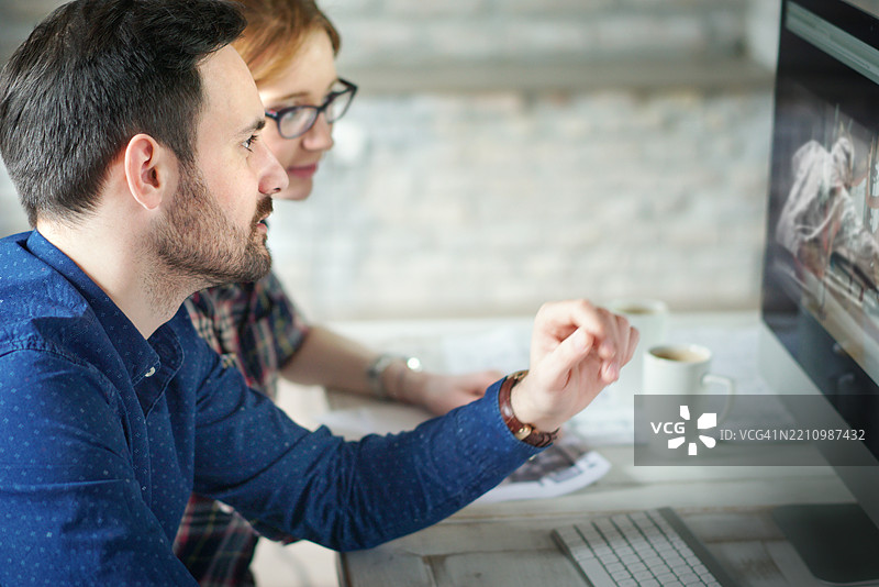 软件开发人员在办公室进行简短会议。图片素材