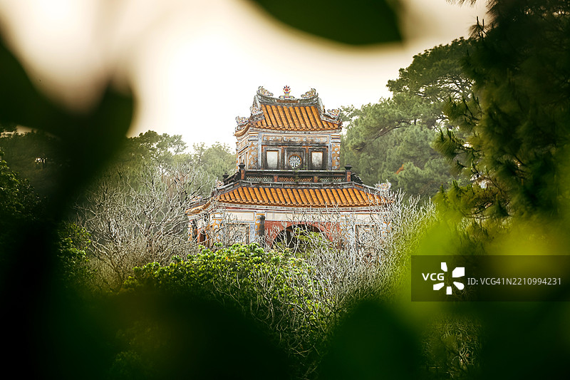 越南中部阮朝阮德帝皇帝陵的谦宫碑亭图片素材