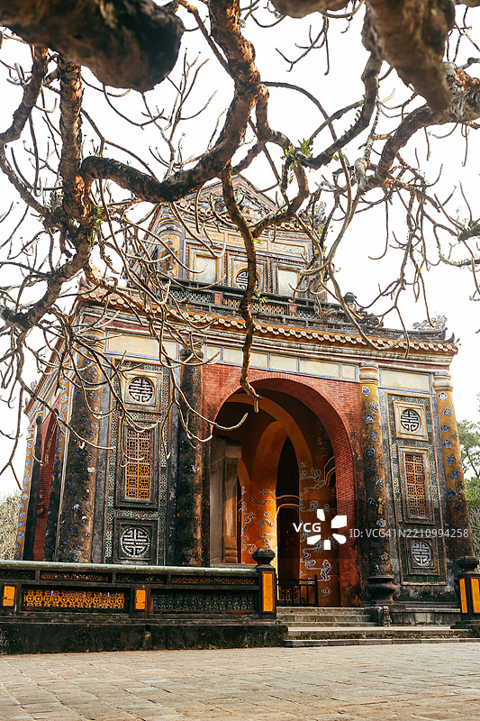 越南中部阮朝阮德帝皇陵的谦宫碑亭图片素材