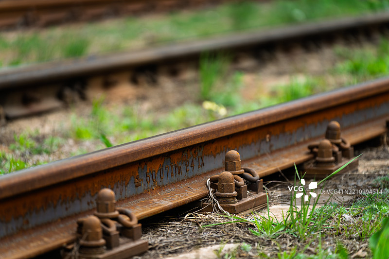 春天的铁路轨道特写图片素材